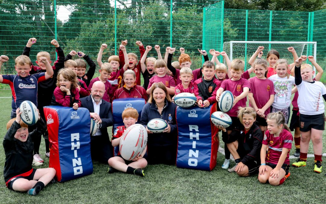 Sêr ifanc rygbi yn mynd i’r afael ag ymddygiad gwrthgymdeithasol