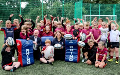 Sêr ifanc rygbi yn mynd i’r afael ag ymddygiad gwrthgymdeithasol